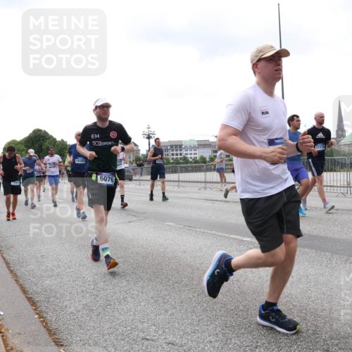 29.06.2025 - hella hamburg halbmarathon Lena Gebhardt http://msf.ph/oto/8387382 29.06.2025 10:40:34 Lombardsbrücke 12501, 18353, 6076, 11176, 1018, 1037, 1075, 1291, 1323, 1691, 2019, 2042, 2109, 2173, 2206, 2254, 2299, 2515, 2572, 2762, 2763, 3121, 3237, 3293, 3295, 3306, 3432, 3515, 3607, 3694, 3808, 3810, 4044, 4173, 4271, 4411, 4612, 4756, 4906, 4972, 5059, 5113, 5263, 5351, 5352, 5702, 5753, 5975, 6076, 6163, 6229, 6278, 6280, 6289, 6363, 6463, 6548, 6673, 6866, 6876, 6890, 6920, 7108, 7174, 7293, 7675, 7850, 7956, 8053, 8054, 8307, 8378, 8391, 8429, 8430 meine-sportfotos.de