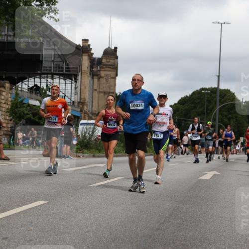 29.06.2025 - hella hamburg halbmarathon Yannick Fuchs http://msf.ph/oto/8387418 29.06.2025 10:55:32 20KM 2086, 2391, 2591, 3400, 4068, 5613, 5839, 5870, 6391, 7033, 7049, 7757, 8364, 8531, 8590, 9071, 9453, 9752, 9932, 10031, 10177, 10746, 10882, 11465, 11515, 12125, 12377, 12787, 13064, 13086, 13491, 13558, 13699, 14605, 14628, 15008, 15520, 15733, 16128, 16145, 16614, 17670 meine-sportfotos.de
