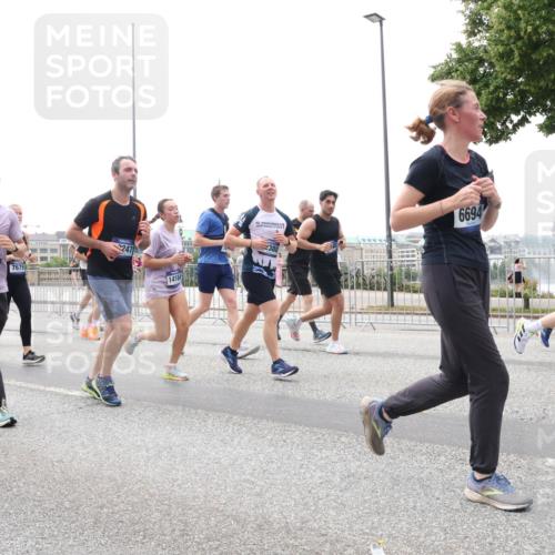 29.06.2025 - hella hamburg halbmarathon Lena Gebhardt http://msf.ph/oto/8387560 29.06.2025 10:49:49 Lombardsbrücke 247, 13764, 7679, 1625, 2997, 14184, 6694, 1040, 1041, 1487, 1511, 1625, 1805, 1888, 2212, 2466, 2527, 2668, 2862, 2997, 3183, 3383, 3943, 4090, 4589, 4769, 4870, 5076, 5106, 5552, 5694, 5749, 5751, 6191, 6694, 7301, 7305, 7339, 7366, 7650, 7679, 8065, 8254, 9015, 9162, 9261, 9940, 10333, 10403, 10683, 10704, 11030, 11558, 11631, 11760, 12124, 12388, 13309, 13381, 13744, 13764, 14505, 14545, 14692, 15626 meine-sportfotos.de