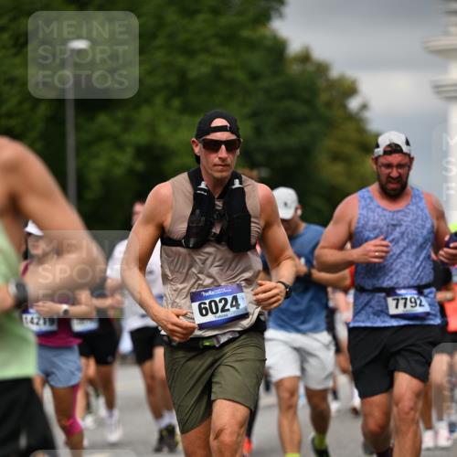 29.06.2025 - hella hamburg halbmarathon Dr. Thomas Lammeyer http://msf.ph/oto/8387567 29.06.2025 10:20:35 Kennedybrücke 1244, 1599, 1602, 2165, 2347, 2803, 2912, 3023, 3030, 3134, 3156, 3176, 3484, 3648, 3687, 4478, 4637, 5036, 6024, 6742, 6935, 7158, 7358, 7753, 7792, 7924, 7928, 8263, 8295, 8317, 8597, 8619, 8645, 8707, 8847, 8857, 9091, 9332, 9492, 9628, 9664, 9676, 9802, 9810, 9891, 10076, 10107, 10139, 10141, 10183, 10575, 11236, 11344, 11345, 11428 meine-sportfotos.de