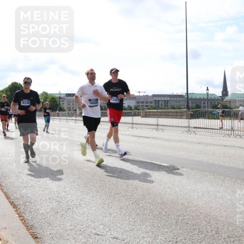 29.06.2025 - hella hamburg halbmarathon Lena Gebhardt http://msf.ph/oto/8387652 29.06.2025 10:15:56 Lombardsbrücke 16348, 16020, 12427, 1156, 1308, 1440, 1651, 2071, 2076, 2110, 2165, 2436, 2803, 2835, 2989, 3167, 3417, 4007, 4466, 4492, 4494, 4828, 5046, 5069, 5423, 5739, 6376, 6576, 7897, 7941, 7942, 8169, 8274, 8554, 8746, 8885, 9192, 9601, 9657, 9675, 9784, 9802, 10107, 10108, 10292, 10608, 10775, 10844, 10990, 11113, 11303, 11478, 11774, 11783, 11818, 12427, 12469, 13179, 13818, 13951, 14413, 14423, 14550, 14552, 15307 meine-sportfotos.de