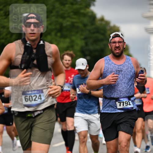 29.06.2025 - hella hamburg halbmarathon Dr. Thomas Lammeyer http://msf.ph/oto/8387655 29.06.2025 10:20:36 Kennedybrücke 1244, 1599, 1602, 2165, 2347, 2803, 2912, 3023, 3030, 3088, 3134, 3156, 3176, 3484, 3648, 3687, 4478, 4637, 5036, 6024, 6742, 6935, 7158, 7358, 7753, 7792, 7924, 7928, 8263, 8295, 8317, 8597, 8619, 8645, 8707, 8847, 8857, 9091, 9332, 9492, 9628, 9664, 9676, 9802, 9810, 9891, 10076, 10107, 10139, 10141, 10183, 10575, 11236, 11344, 11345, 11428 meine-sportfotos.de