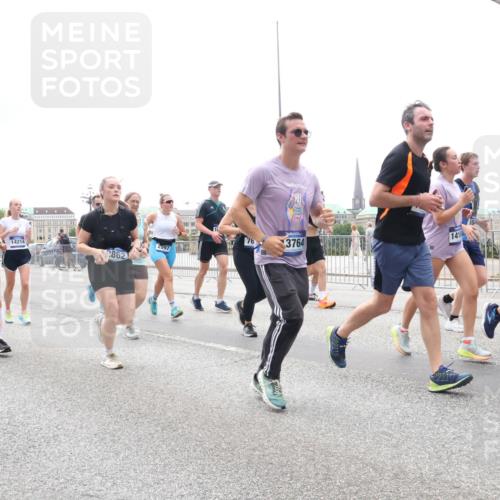 29.06.2025 - hella hamburg halbmarathon Lena Gebhardt http://msf.ph/oto/8387668 29.06.2025 10:49:50 Lombardsbrücke 04, 14214, 862, 2997, 3764, 1418, 1040, 1041, 1487, 1511, 1625, 1805, 1888, 2212, 2466, 2668, 2862, 2997, 3183, 3383, 3943, 4090, 4769, 4870, 5076, 5106, 5552, 5694, 5749, 5751, 6191, 6694, 7301, 7305, 7339, 7366, 7650, 7679, 8065, 8254, 9015, 9162, 9261, 9940, 10333, 10403, 10683, 10704, 11030, 11558, 11631, 11760, 12124, 12388, 13309, 13381, 13744, 13764, 14505, 14545, 14692, 15626 meine-sportfotos.de