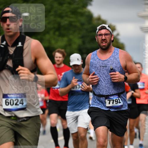 29.06.2025 - hella hamburg halbmarathon Dr. Thomas Lammeyer http://msf.ph/oto/8387677 29.06.2025 10:20:36 Kennedybrücke 1244, 1599, 1602, 2165, 2347, 2803, 2912, 3023, 3030, 3088, 3134, 3156, 3176, 3484, 3648, 3687, 4478, 4637, 5036, 6024, 6742, 6935, 7158, 7358, 7753, 7792, 7924, 7928, 8263, 8295, 8317, 8597, 8619, 8645, 8707, 8847, 8857, 9091, 9332, 9492, 9628, 9664, 9676, 9802, 9810, 9891, 10076, 10107, 10139, 10141, 10183, 10575, 11236, 11344, 11345, 11428 meine-sportfotos.de