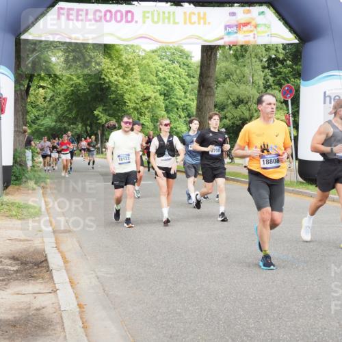 29.06.2025 - hella hamburg halbmarathon MichiJ http://msf.ph/oto/8387721 29.06.2025 10:48:01 Zwischen KM18-KM19 3400, 5602, 5603, 5708, 6708, 7757, 8807, 9932, 10295, 10519, 13558, 15897, 17181, 17894, 18122, 18808 meine-sportfotos.de