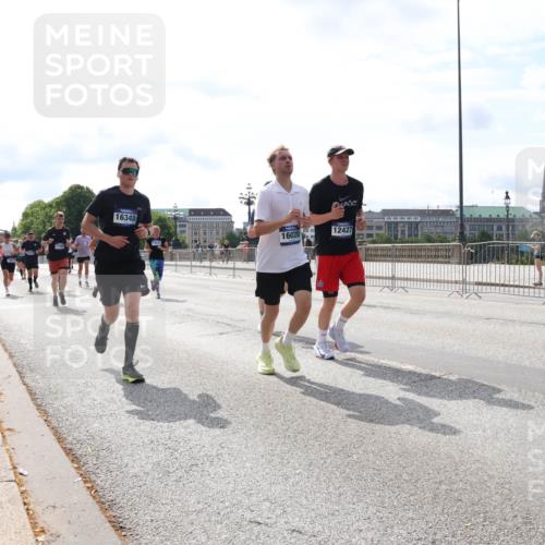 29.06.2025 - hella hamburg halbmarathon Lena Gebhardt http://msf.ph/oto/8387730 29.06.2025 10:15:56 Lombardsbrücke 16348, 16020, 12427, 1156, 1308, 1440, 1651, 2071, 2076, 2110, 2165, 2436, 2803, 2835, 2989, 3167, 3417, 4007, 4466, 4492, 4494, 4828, 5046, 5069, 5423, 5739, 6376, 6576, 7897, 7941, 7942, 8169, 8274, 8554, 8746, 8885, 9192, 9601, 9657, 9675, 9784, 9802, 10107, 10108, 10292, 10608, 10775, 10844, 10990, 11113, 11303, 11478, 11774, 11783, 11818, 12427, 12469, 13179, 13818, 13951, 14413, 14423, 14550, 14552, 15307 meine-sportfotos.de