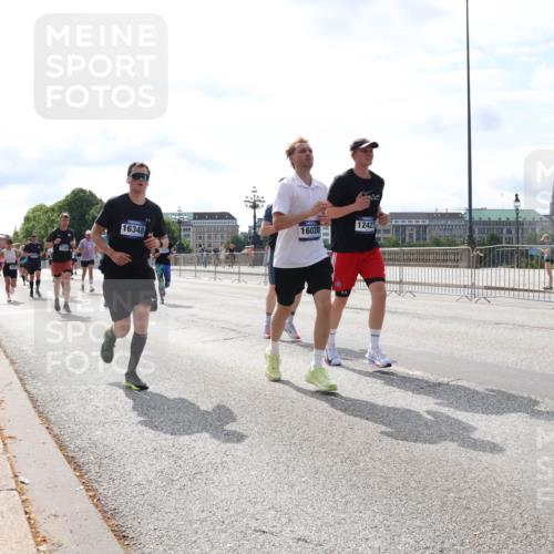 29.06.2025 - hella hamburg halbmarathon Lena Gebhardt http://msf.ph/oto/8387812 29.06.2025 10:15:56 Lombardsbrücke 16348, 16020, 12427, 1156, 1308, 1440, 1651, 2071, 2076, 2110, 2165, 2436, 2803, 2835, 2989, 3167, 3417, 4007, 4466, 4492, 4494, 4828, 5046, 5069, 5423, 5739, 6376, 6576, 7897, 7941, 7942, 8169, 8274, 8554, 8746, 8885, 9192, 9601, 9657, 9675, 9784, 9802, 10107, 10108, 10292, 10608, 10775, 10844, 10990, 11113, 11303, 11478, 11774, 11783, 11818, 12427, 12469, 13179, 13818, 13951, 14413, 14423, 14550, 14552, 15307 meine-sportfotos.de