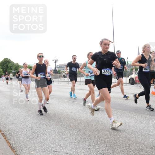 29.06.2025 - hella hamburg halbmarathon Lena Gebhardt http://msf.ph/oto/8387881 29.06.2025 10:49:50 Lombardsbrücke 1541, 10704, 16975, 162, 2862, 7679, 1040, 1041, 1487, 1511, 1625, 1805, 1888, 2212, 2466, 2668, 2862, 2997, 3183, 3383, 3943, 4090, 4769, 4870, 5076, 5106, 5552, 5694, 5749, 5751, 6191, 6694, 7301, 7305, 7339, 7366, 7650, 7679, 8065, 8254, 9015, 9162, 9261, 9940, 10333, 10403, 10683, 10704, 11030, 11558, 11631, 11760, 12124, 12388, 13309, 13381, 13744, 13764, 14505, 14545, 14692, 15626 meine-sportfotos.de