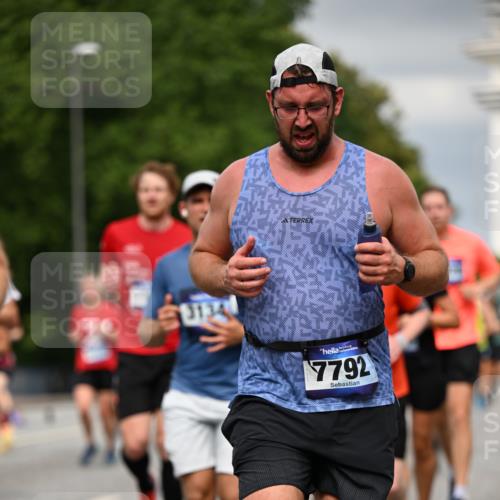 29.06.2025 - hella hamburg halbmarathon Dr. Thomas Lammeyer http://msf.ph/oto/8387895 29.06.2025 10:20:37 Kennedybrücke 1244, 1599, 1602, 1825, 2165, 2347, 2803, 2912, 3023, 3030, 3088, 3134, 3156, 3176, 3484, 3648, 3687, 4478, 4637, 5036, 6024, 6742, 6935, 7158, 7358, 7753, 7792, 7924, 7928, 8263, 8295, 8317, 8597, 8619, 8645, 8707, 8847, 8857, 9091, 9332, 9492, 9628, 9664, 9676, 9810, 9891, 10076, 10139, 10141, 10575, 11236, 11344, 11345, 11410, 11428 meine-sportfotos.de