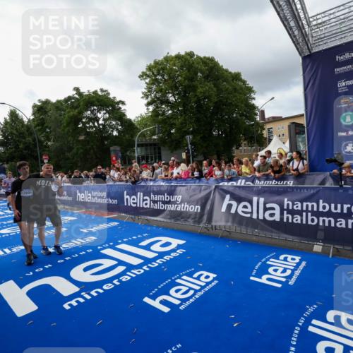 29.06.2025 - hella hamburg halbmarathon Zöllner http://msf.ph/oto/8398512 29.06.2025 10:35:47 Ziel 4062, 12462, 12899, 14841, 16119 meine-sportfotos.de