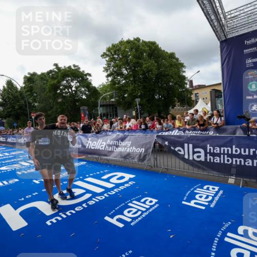29.06.2025 - hella hamburg halbmarathon Zöllner http://msf.ph/oto/8398521 29.06.2025 10:35:48 Ziel 12462, 12899, 16119 meine-sportfotos.de