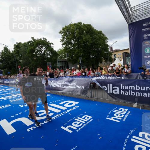 29.06.2025 - hella hamburg halbmarathon Zöllner http://msf.ph/oto/8398531 29.06.2025 10:35:48 Ziel 12462, 12899, 16119 meine-sportfotos.de