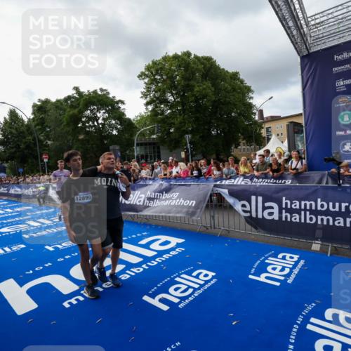 29.06.2025 - hella hamburg halbmarathon Zöllner http://msf.ph/oto/8398539 29.06.2025 10:35:48 Ziel 12462, 12899, 16119 meine-sportfotos.de