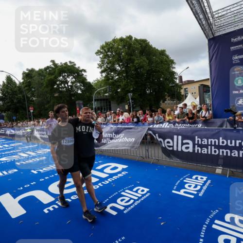 29.06.2025 - hella hamburg halbmarathon Zöllner http://msf.ph/oto/8398547 29.06.2025 10:35:49 Ziel 3843, 12462, 12899, 16119 meine-sportfotos.de