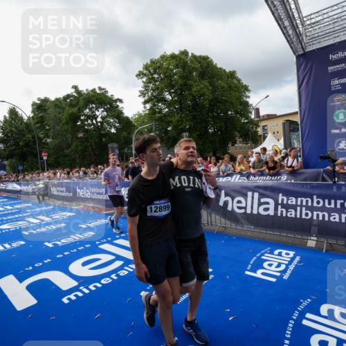 29.06.2025 - hella hamburg halbmarathon Zöllner http://msf.ph/oto/8398553 29.06.2025 10:35:49 Ziel 3843, 12462, 12899, 16119 meine-sportfotos.de
