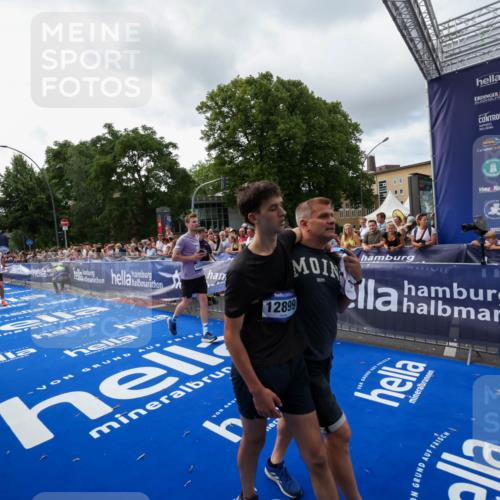 29.06.2025 - hella hamburg halbmarathon Zöllner http://msf.ph/oto/8398564 29.06.2025 10:35:50 Ziel 3843, 12462, 12899, 13252, 15161, 16119 meine-sportfotos.de
