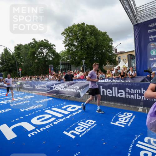 29.06.2025 - hella hamburg halbmarathon Zöllner http://msf.ph/oto/8398594 29.06.2025 10:35:50 Ziel 3843, 12462, 12899, 13252, 15161, 16119 meine-sportfotos.de