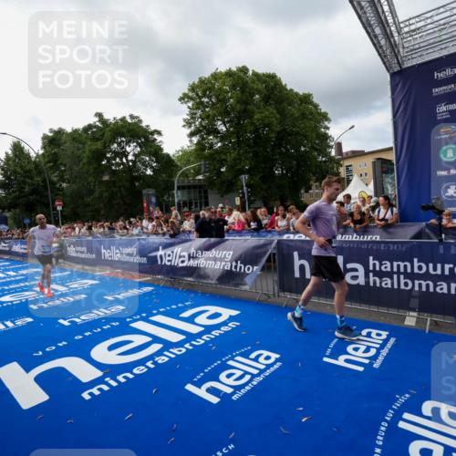29.06.2025 - hella hamburg halbmarathon Zöllner http://msf.ph/oto/8398598 29.06.2025 10:35:51 Ziel 3843, 13252, 15161, 16119 meine-sportfotos.de