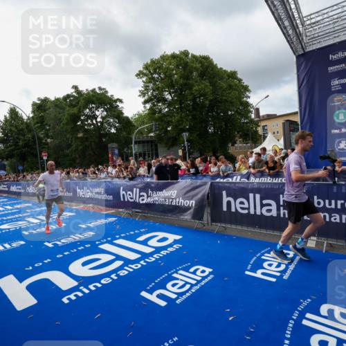 29.06.2025 - hella hamburg halbmarathon Zöllner http://msf.ph/oto/8398604 29.06.2025 10:35:51 Ziel 3843, 13252, 15161, 16119 meine-sportfotos.de
