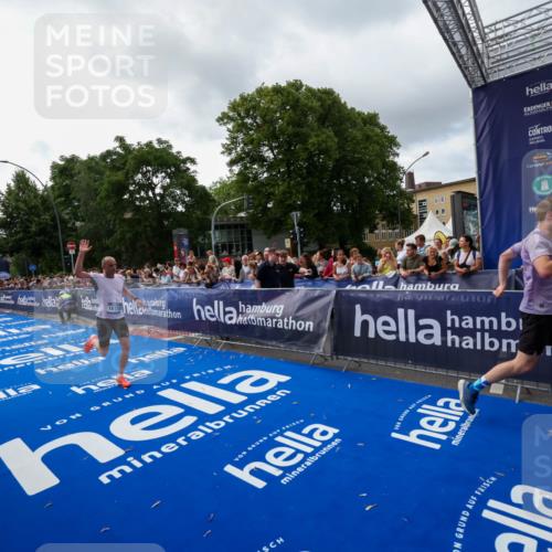 29.06.2025 - hella hamburg halbmarathon Zöllner http://msf.ph/oto/8398614 29.06.2025 10:35:51 Ziel 3843, 13252, 15161, 16119 meine-sportfotos.de