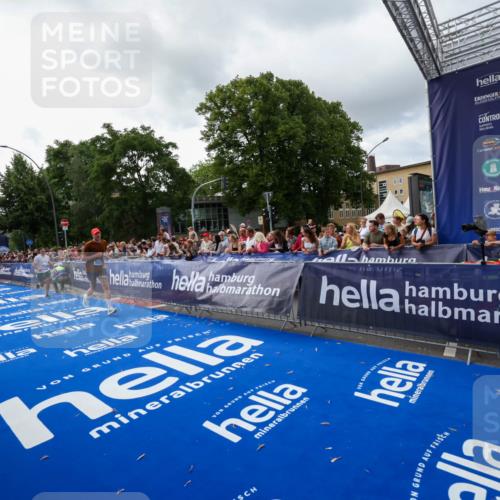 29.06.2025 - hella hamburg halbmarathon Zöllner http://msf.ph/oto/8398659 29.06.2025 10:35:55 Ziel 3843, 13252, 15161 meine-sportfotos.de