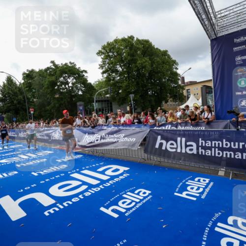 29.06.2025 - hella hamburg halbmarathon Zöllner http://msf.ph/oto/8398676 29.06.2025 10:35:56 Ziel 3843, 13252, 15161 meine-sportfotos.de