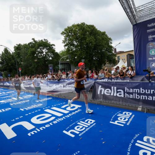 29.06.2025 - hella hamburg halbmarathon Zöllner http://msf.ph/oto/8398687 29.06.2025 10:35:57 Ziel 3843, 13252, 15161 meine-sportfotos.de