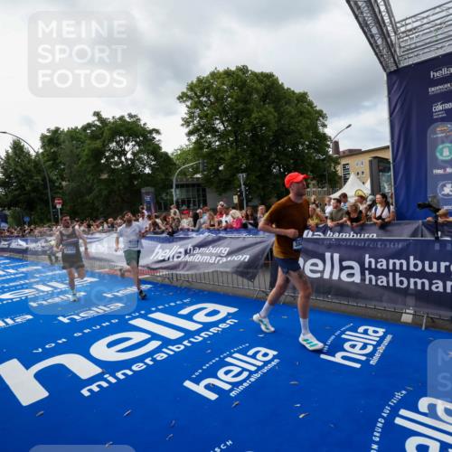 29.06.2025 - hella hamburg halbmarathon Zöllner http://msf.ph/oto/8398697 29.06.2025 10:35:57 Ziel 3843, 13252, 15161 meine-sportfotos.de