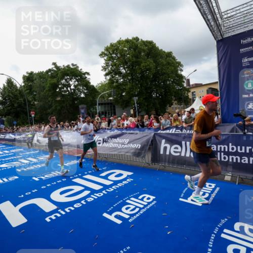 29.06.2025 - hella hamburg halbmarathon Zöllner http://msf.ph/oto/8398703 29.06.2025 10:35:57 Ziel 3843, 13252, 15161 meine-sportfotos.de