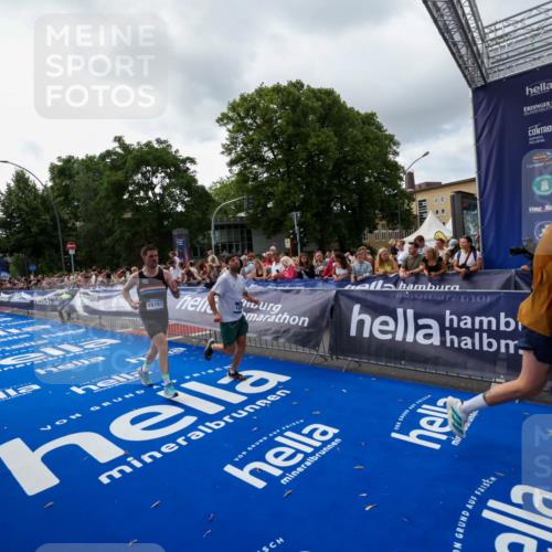 29.06.2025 - hella hamburg halbmarathon Zöllner http://msf.ph/oto/8398709 29.06.2025 10:35:58 Ziel 3843, 13252, 15161 meine-sportfotos.de