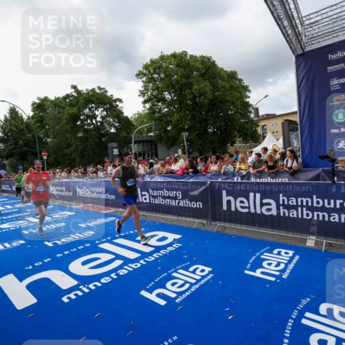 29.06.2025 - hella hamburg halbmarathon Zöllner http://msf.ph/oto/8398769 29.06.2025 10:36:08 Ziel 2399, 6032, 9313, 10477, 12168, 12488, 13419, 14875, 17217, 18156, 18259, 18600 meine-sportfotos.de