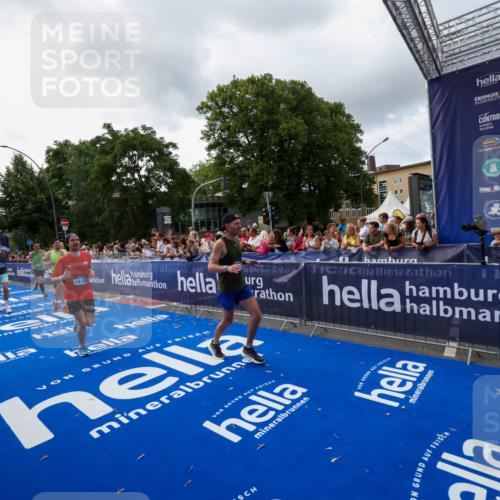 29.06.2025 - hella hamburg halbmarathon Zöllner http://msf.ph/oto/8398776 29.06.2025 10:36:08 Ziel 2399, 6032, 9313, 10477, 12168, 12488, 13419, 14875, 17217, 18156, 18259, 18600 meine-sportfotos.de