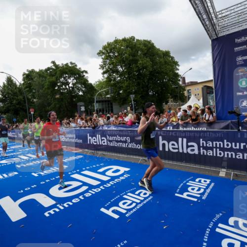 29.06.2025 - hella hamburg halbmarathon Zöllner http://msf.ph/oto/8398782 29.06.2025 10:36:08 Ziel 2399, 6032, 9313, 10477, 12168, 12488, 13419, 14875, 17217, 18156, 18259, 18600 meine-sportfotos.de