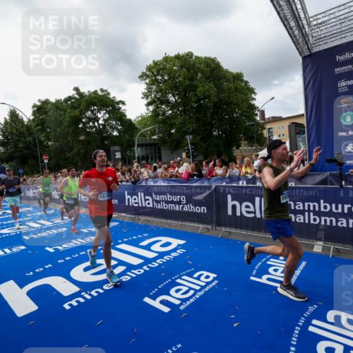 29.06.2025 - hella hamburg halbmarathon Zöllner http://msf.ph/oto/8398788 29.06.2025 10:36:08 Ziel 2399, 6032, 9313, 10477, 12168, 12488, 13419, 14875, 17217, 18156, 18259, 18600 meine-sportfotos.de