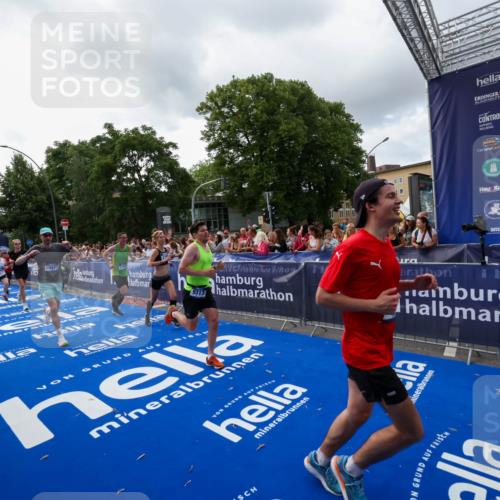 29.06.2025 - hella hamburg halbmarathon Zöllner http://msf.ph/oto/8398795 29.06.2025 10:36:09 Ziel 2399, 6032, 6990, 9313, 10477, 12168, 12447, 12488, 13419, 14875, 17078, 17217, 18156, 18259, 18600 meine-sportfotos.de