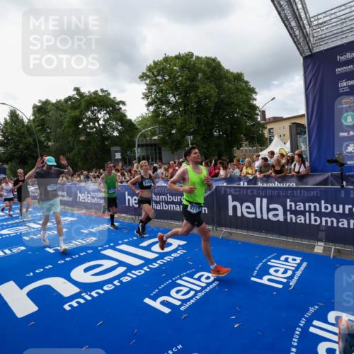 29.06.2025 - hella hamburg halbmarathon Zöllner http://msf.ph/oto/8398806 29.06.2025 10:36:09 Ziel 2399, 6032, 6990, 9313, 10477, 12168, 12447, 12488, 13419, 14875, 17078, 17217, 18156, 18259, 18600 meine-sportfotos.de