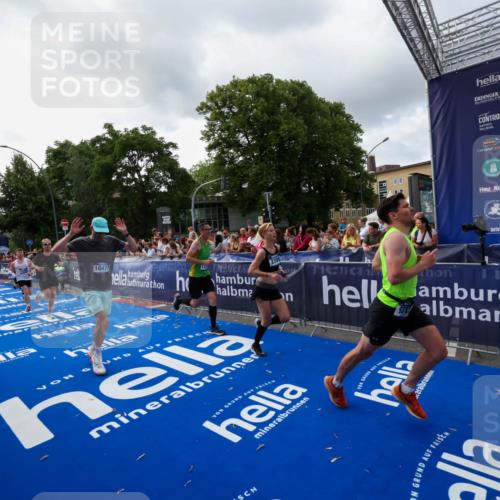 29.06.2025 - hella hamburg halbmarathon Zöllner http://msf.ph/oto/8398813 29.06.2025 10:36:10 Ziel 2399, 6032, 6990, 9313, 10477, 12168, 12447, 12488, 13419, 14875, 17078, 17217, 17691, 18156, 18600 meine-sportfotos.de