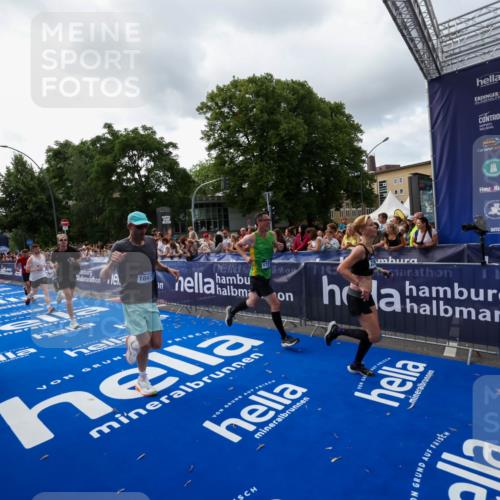 29.06.2025 - hella hamburg halbmarathon Zöllner http://msf.ph/oto/8398821 29.06.2025 10:36:10 Ziel 2399, 6032, 6990, 9313, 10477, 12168, 12447, 12488, 13419, 14875, 17078, 17217, 17691, 18156, 18600 meine-sportfotos.de