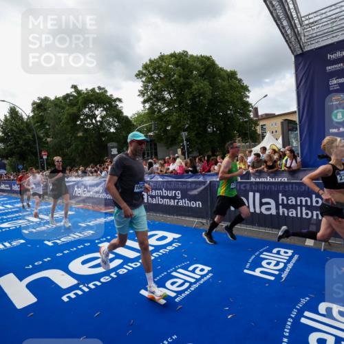 29.06.2025 - hella hamburg halbmarathon Zöllner http://msf.ph/oto/8398830 29.06.2025 10:36:10 Ziel 2399, 6032, 6990, 9313, 10477, 12168, 12447, 12488, 13419, 14875, 17078, 17217, 17691, 18156, 18600 meine-sportfotos.de