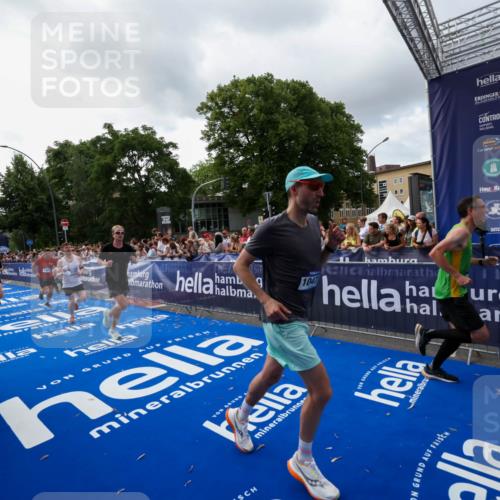 29.06.2025 - hella hamburg halbmarathon Zöllner http://msf.ph/oto/8398836 29.06.2025 10:36:10 Ziel 2399, 6032, 6990, 9313, 10477, 12168, 12447, 12488, 13419, 14875, 17078, 17217, 17691, 18156, 18600 meine-sportfotos.de