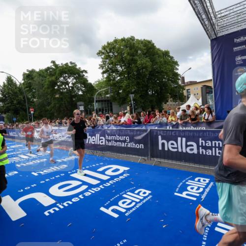 29.06.2025 - hella hamburg halbmarathon Zöllner http://msf.ph/oto/8398842 29.06.2025 10:36:11 Ziel 2774, 6032, 6990, 10477, 12168, 12447, 12488, 13419, 14875, 17078, 17217, 17691, 18600 meine-sportfotos.de