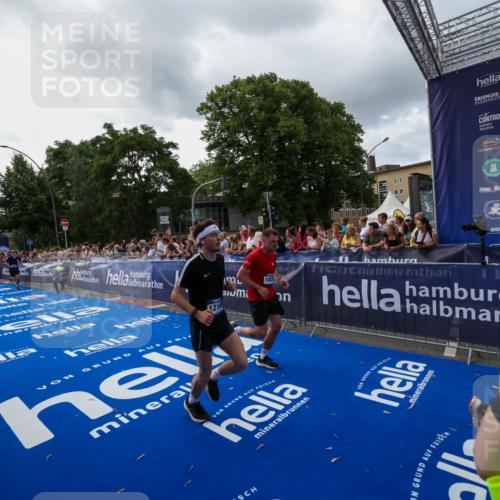 29.06.2025 - hella hamburg halbmarathon Zöllner http://msf.ph/oto/8398893 29.06.2025 10:36:13 Ziel 2774, 6032, 6990, 12168, 12447, 12488, 14601, 14875, 15115, 17078, 17329, 17691, 18600 meine-sportfotos.de