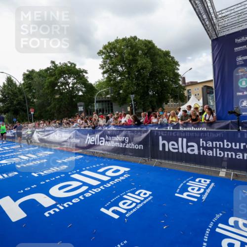 29.06.2025 - hella hamburg halbmarathon Zöllner http://msf.ph/oto/8398905 29.06.2025 10:36:14 Ziel 2774, 6032, 6990, 12447, 13991, 14601, 14875, 15115, 17078, 17329, 17691, 18600 meine-sportfotos.de