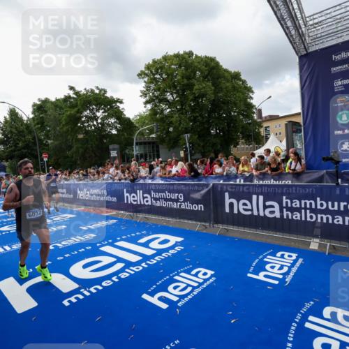 29.06.2025 - hella hamburg halbmarathon Zöllner http://msf.ph/oto/8398942 29.06.2025 10:36:15 Ziel 2774, 6032, 6829, 6990, 6993, 12447, 13991, 14601, 15115, 17078, 17329, 17691, 18600 meine-sportfotos.de