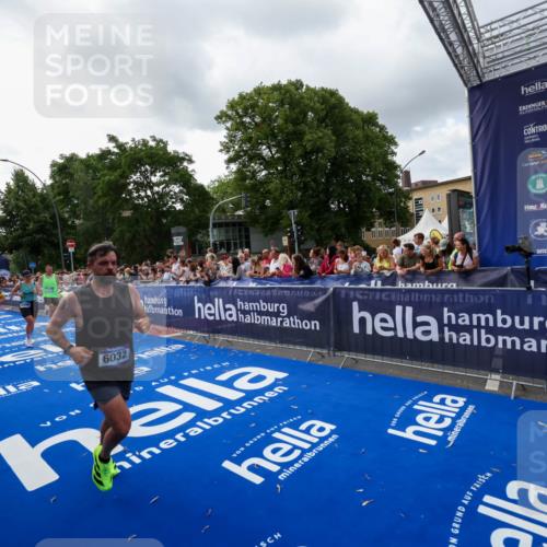 29.06.2025 - hella hamburg halbmarathon Zöllner http://msf.ph/oto/8398948 29.06.2025 10:36:15 Ziel 2774, 6032, 6829, 6990, 6993, 12447, 13991, 14601, 15115, 17078, 17329, 17691, 18600 meine-sportfotos.de