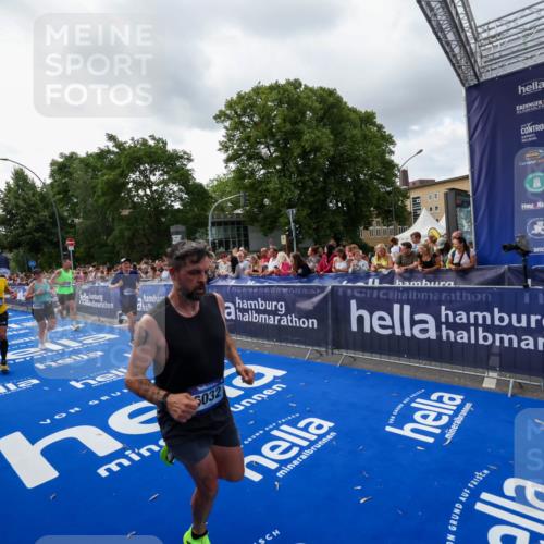 29.06.2025 - hella hamburg halbmarathon Zöllner http://msf.ph/oto/8398954 29.06.2025 10:36:15 Ziel 2774, 6032, 6829, 6990, 6993, 12447, 13991, 14601, 15115, 17078, 17329, 17691, 18600 meine-sportfotos.de