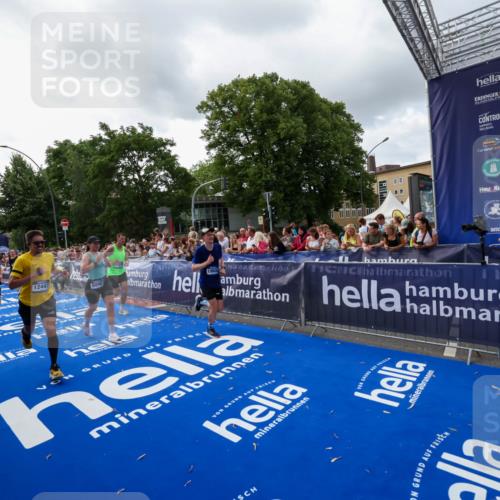 29.06.2025 - hella hamburg halbmarathon Zöllner http://msf.ph/oto/8398969 29.06.2025 10:36:16 Ziel 2774, 6032, 6829, 6990, 6993, 12447, 13991, 14601, 15115, 15348, 17078, 17329, 17691, 18600 meine-sportfotos.de