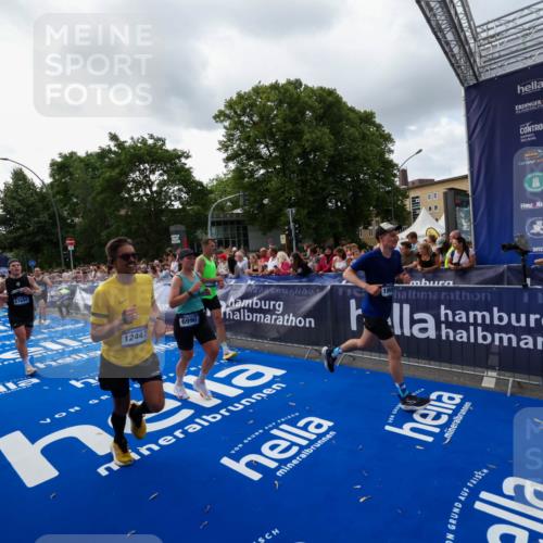 29.06.2025 - hella hamburg halbmarathon Zöllner http://msf.ph/oto/8398979 29.06.2025 10:36:17 Ziel 2774, 6829, 6990, 6993, 12447, 13991, 14601, 15115, 15348, 17078, 17329, 17691, 18600 meine-sportfotos.de