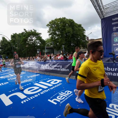 29.06.2025 - hella hamburg halbmarathon Zöllner http://msf.ph/oto/8398993 29.06.2025 10:36:17 Ziel 2774, 6829, 6990, 6993, 12447, 13991, 14601, 15115, 15348, 17078, 17329, 17691, 18600 meine-sportfotos.de
