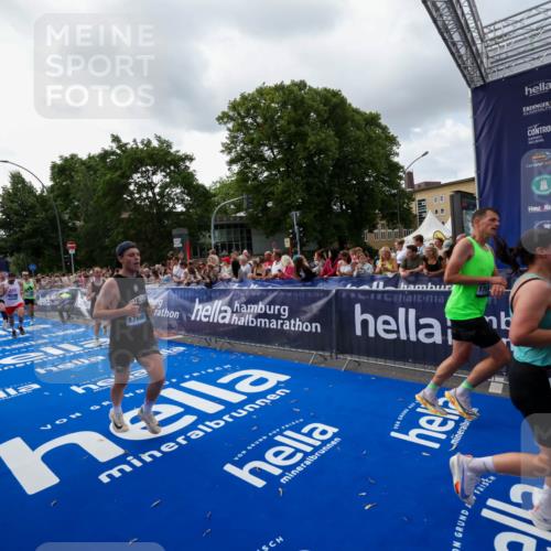 29.06.2025 - hella hamburg halbmarathon Zöllner http://msf.ph/oto/8399000 29.06.2025 10:36:18 Ziel 2774, 6829, 6990, 6993, 12447, 13991, 14601, 15115, 15348, 16158, 17078, 17329, 17691 meine-sportfotos.de